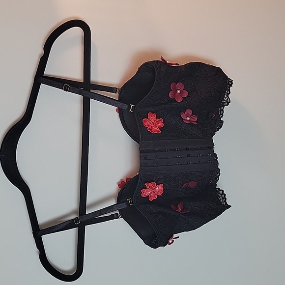 Black and red 3D floral bustier top - Picture 2 of 5
